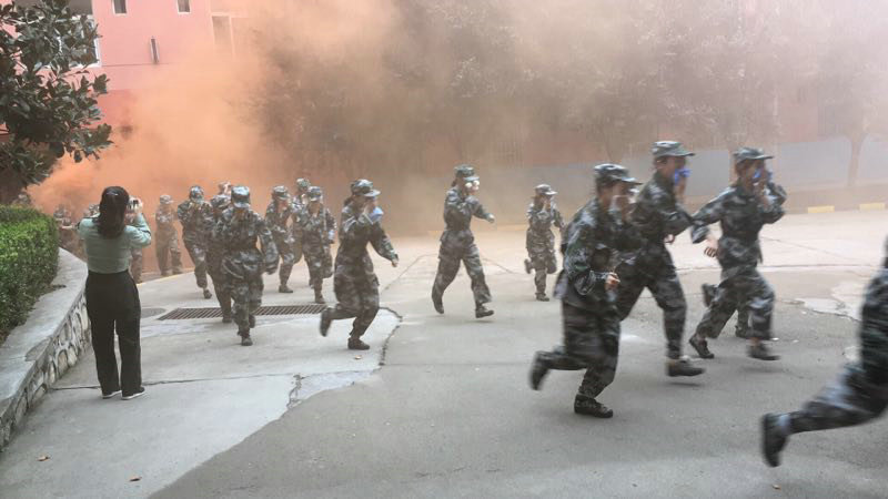 女生消防疏散逃生演练