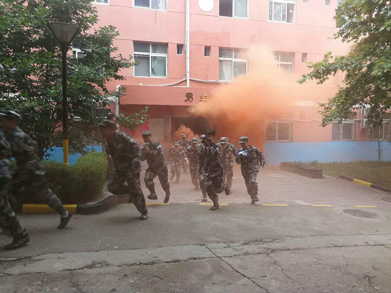 男生消防疏散逃生演练