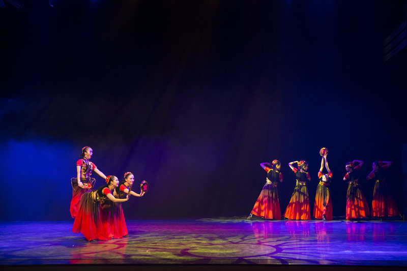 群舞《牌飞且舞》