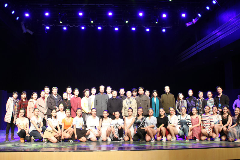 全体演职人员与学院领导合影