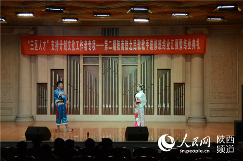 民歌歌手在表演歌曲。张龙 摄