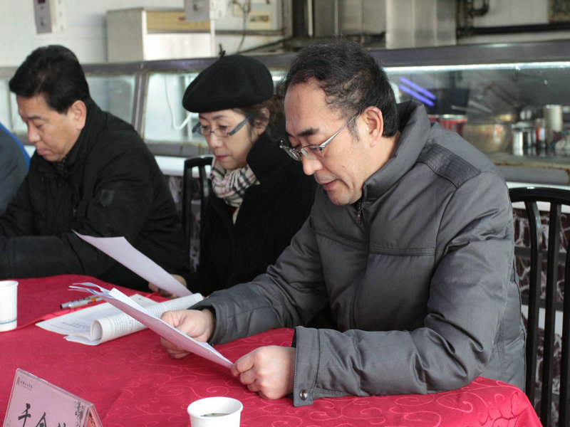 工会主席于金波宣读文件