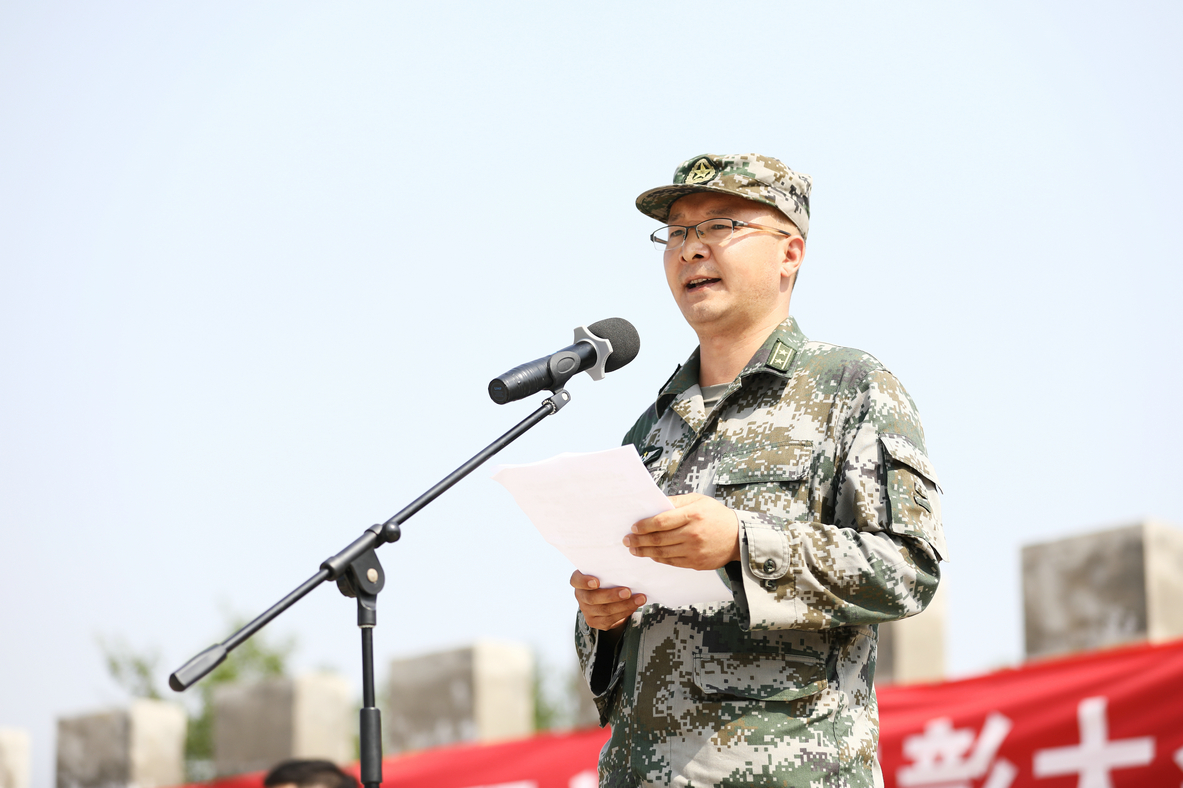 郑亮宣读《西安音乐学院2018级大学生军训团关于表彰先进的通报》