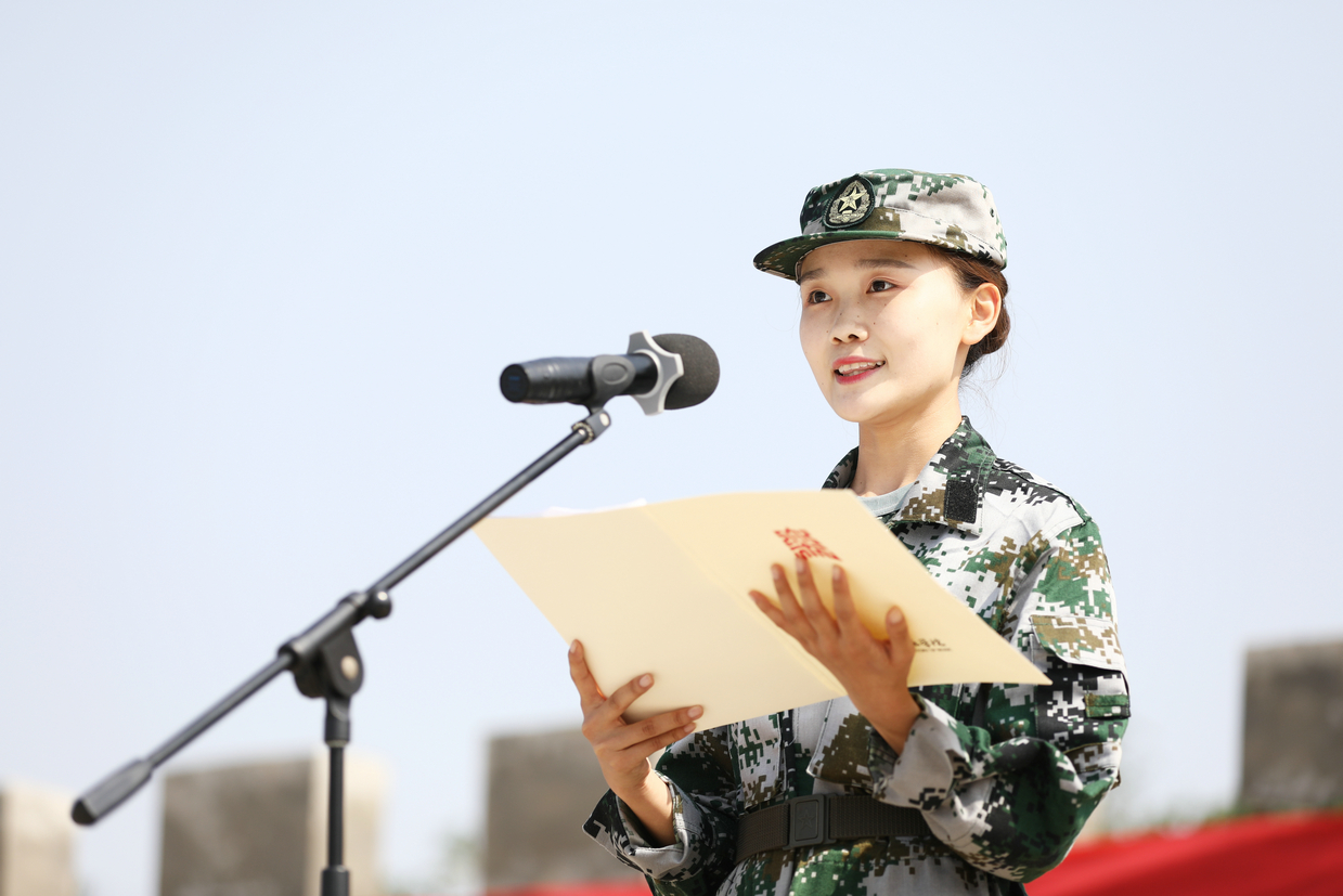 五连舞蹈系的牛乐同学代表2018级全体新生发言