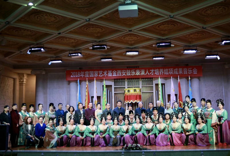 全体演职人员与校领导合影留念