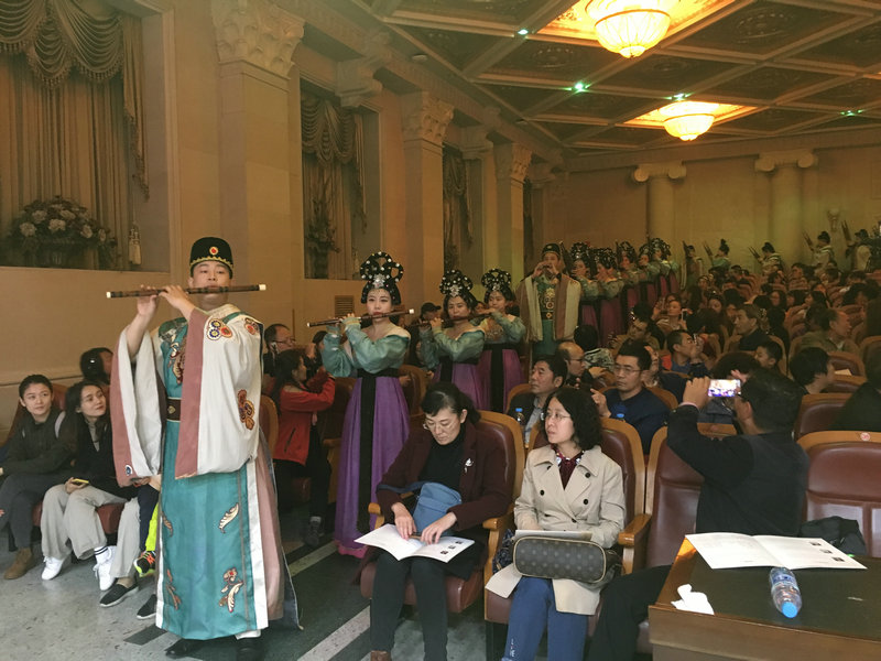 行乐《满园春》