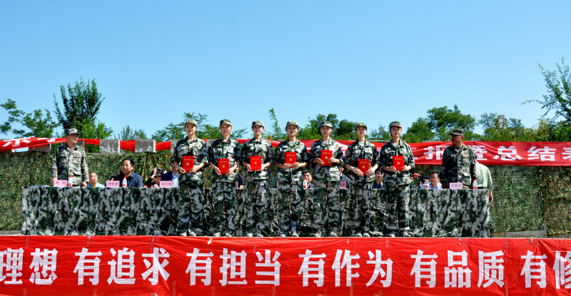 为军事训练先进分队及个人颁发证书