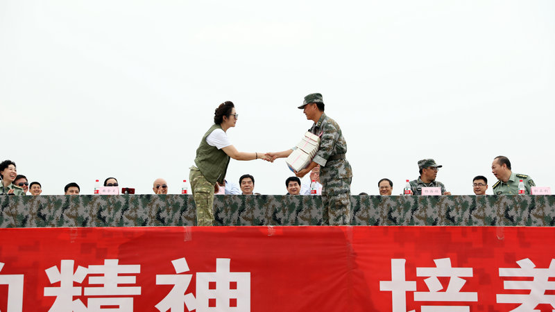 副院长10 安金玉代表学校向军训基地官兵赠送书籍