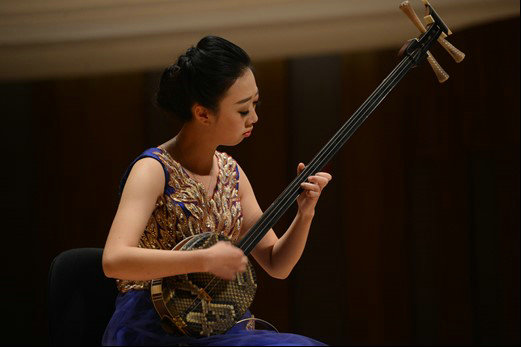 三弦独奏《沙漠之旅》演奏:鄢晓庆