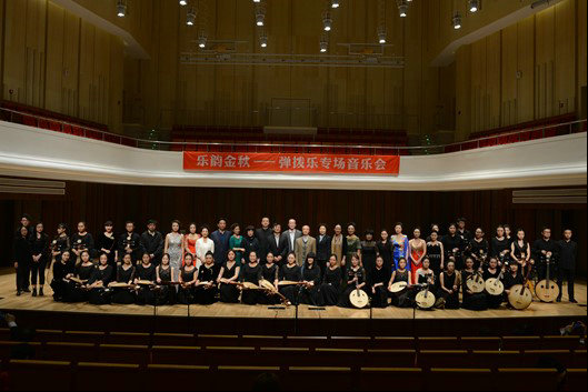 院领导与全体演员合影