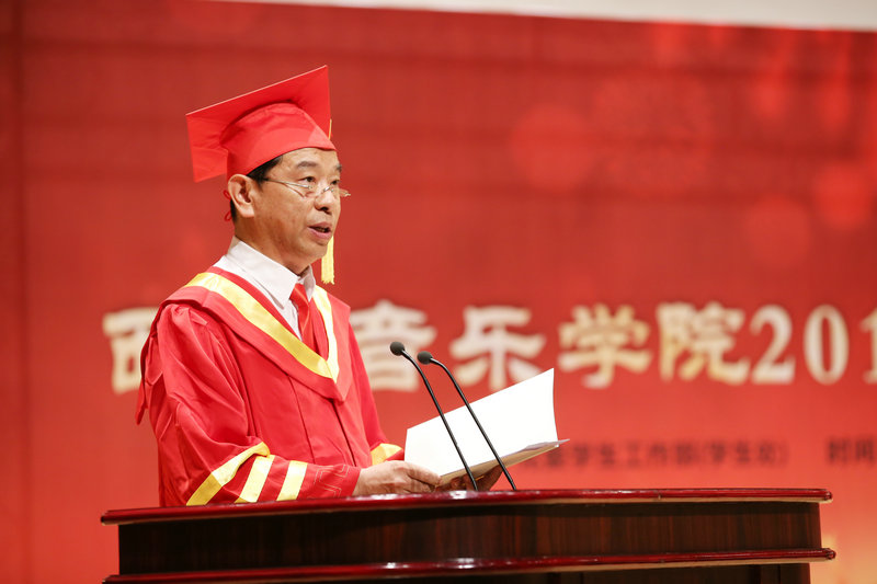 副院长冯力斌宣读表彰学生名单