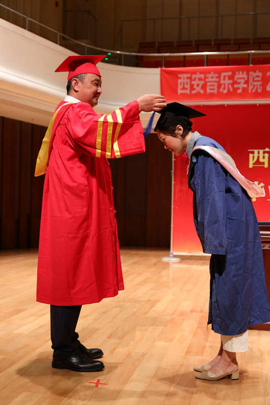 院长王真为毕业生正冠扶苏