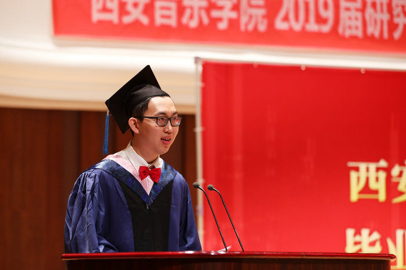 毕业生代表蔡景新发言