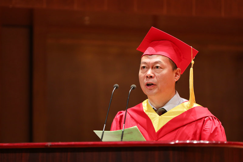 副书记刘正利宣布学位授予及毕业决定