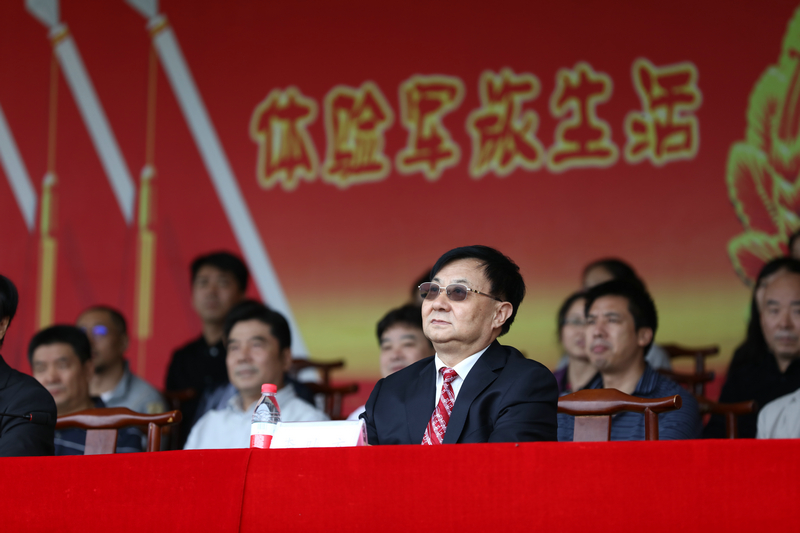 党委书记李映方宣布阅兵开始