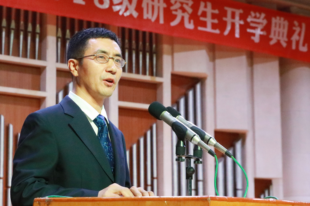 研究生部主任辛雪峰主持典礼