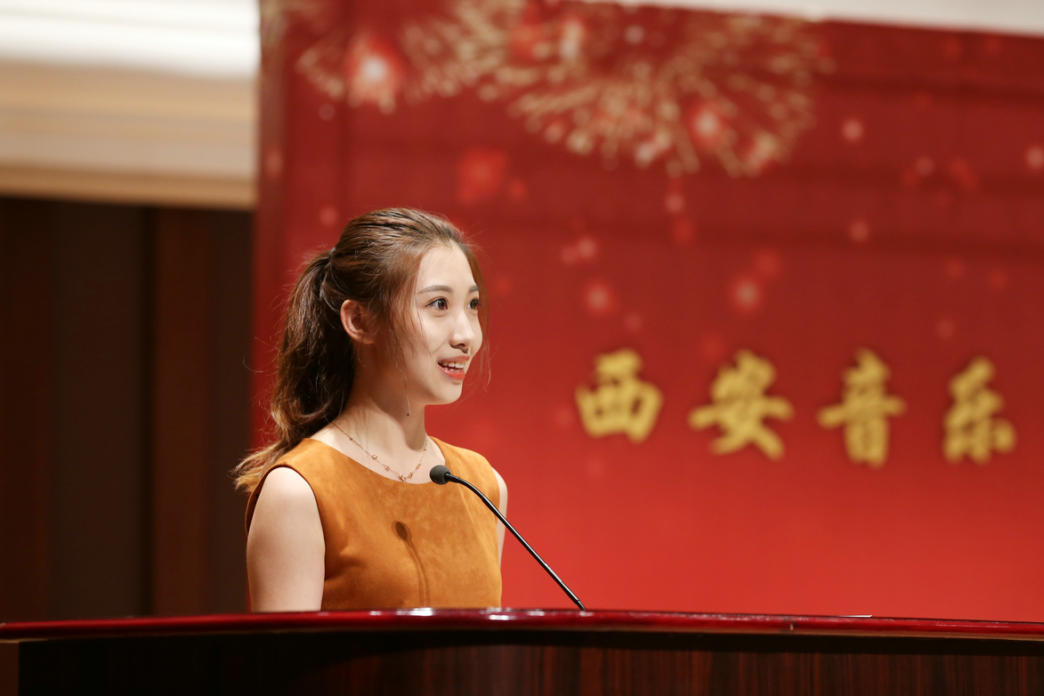 在校生代表胡雪月发言