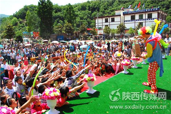 西安音乐学院的师生来到大山深处为小学生们表演。