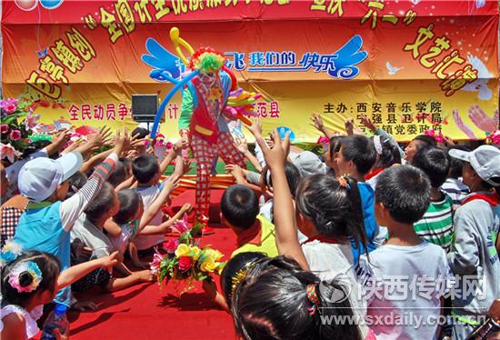 西安音乐学院的师生来到大山深处为小学生们表演。