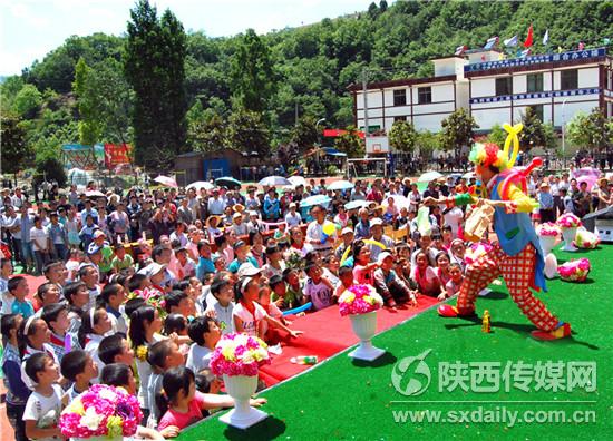 西安音乐学院的师生来到大山深处为小学生们表演。