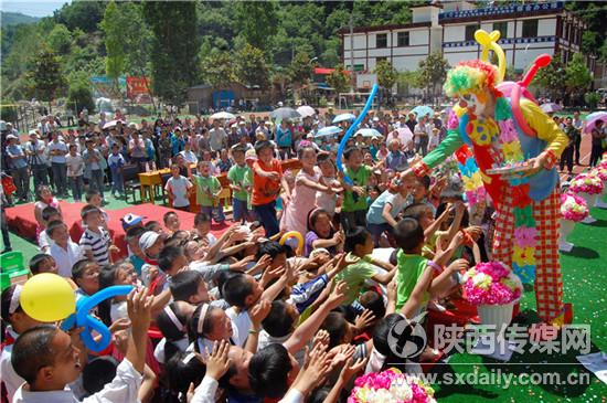 西安音乐学院的师生来到大山深处为小学生们表演。