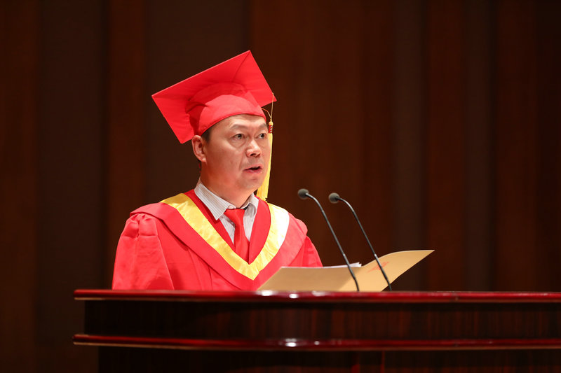 党委副书记刘正利宣读文件