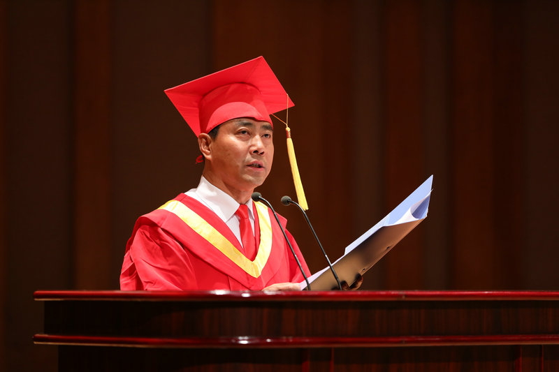 副院长李宝杰宣读文件