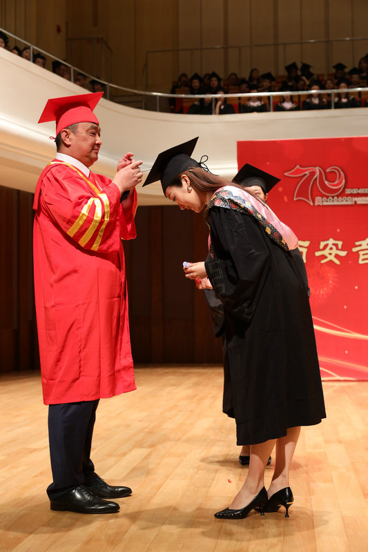 院长王真为学生正冠扶苏