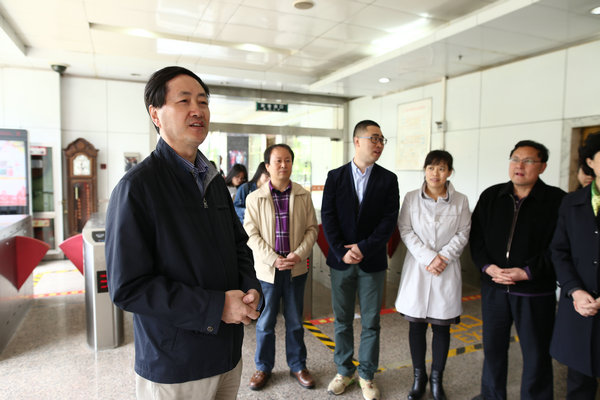 图书馆馆长刘荣弟主持揭幕仪式