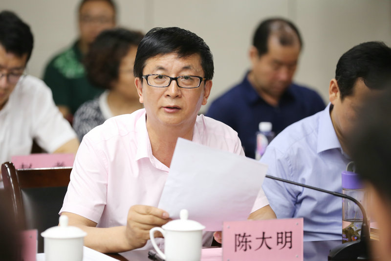 教师代表陈大明发言