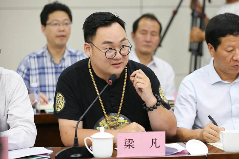 校友代表梁凡发言