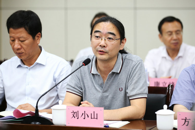 教师代表刘小山发言