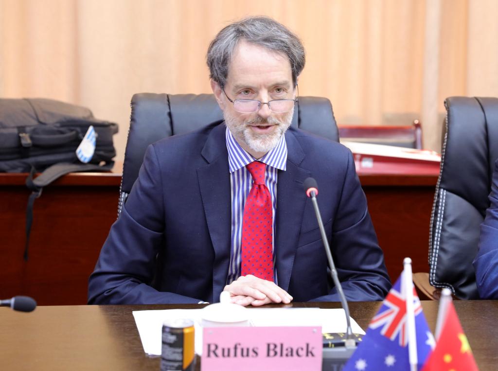 塔斯马尼亚大学校长Rufus Black讲话