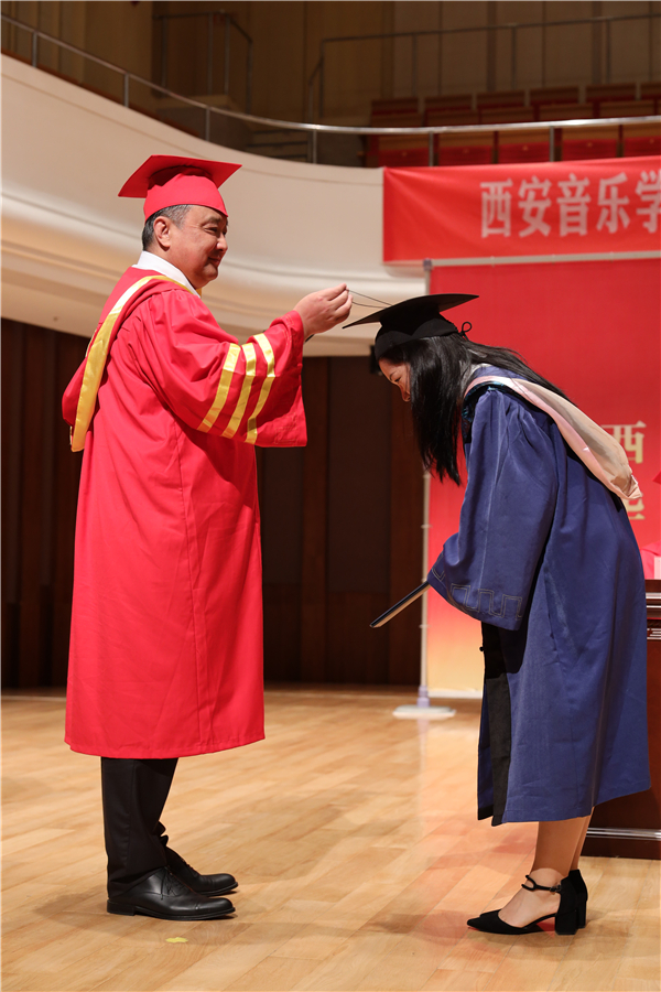 王真同与会校领导为全体毕业研究生颁发毕业证书及正冠扶苏