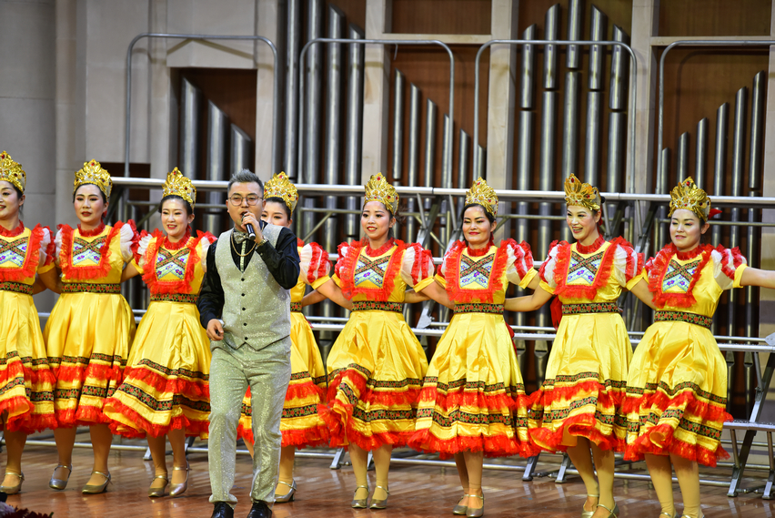 歌伴舞《新疆英姿》