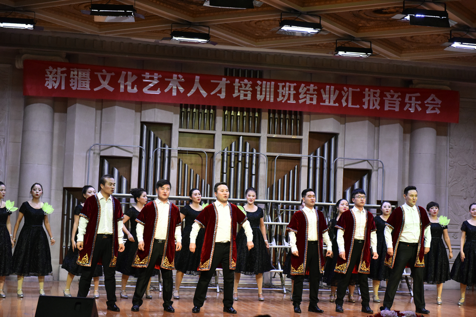 合唱《亚克西》