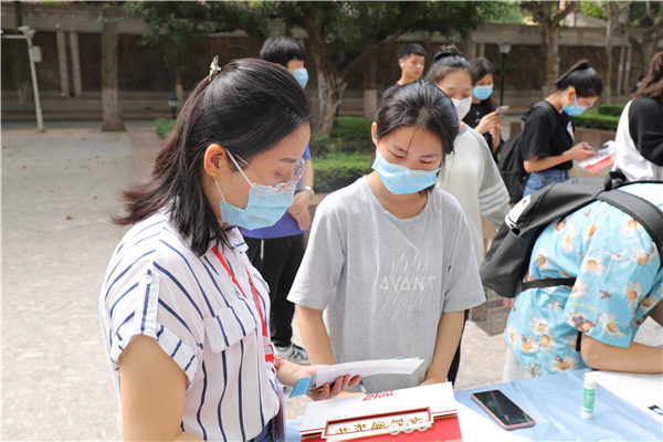 老师耐心解答新生问题