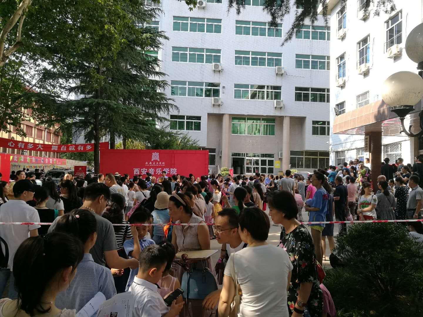 烈日酷暑下的耐心侯考