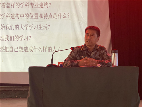 李宝杰做《让我们的艺术人生在这里启航》讲座