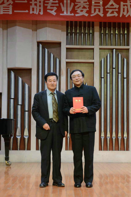 陕西省民管会会长徐光明为金伟颁发聘书