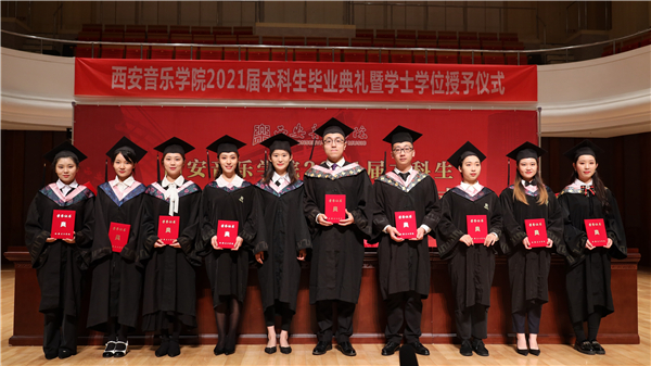 为优秀毕业生干部代表颁奖